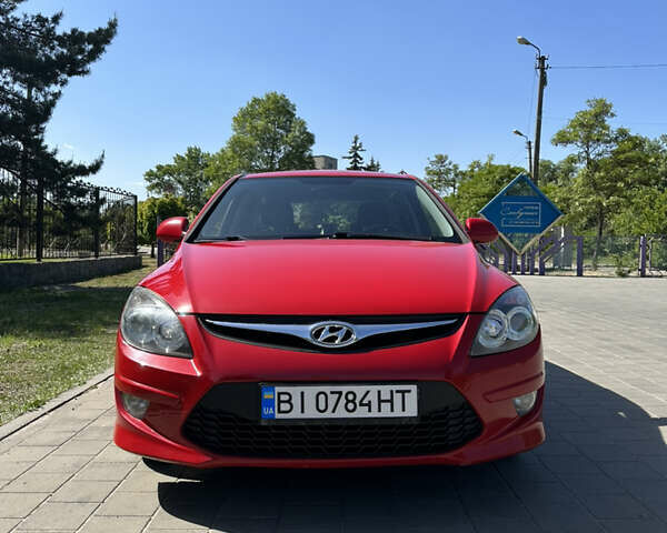 Красный Хендай i30, объемом двигателя 1.4 л и пробегом 229 тыс. км за 6300 $, фото 1 на Automoto.ua