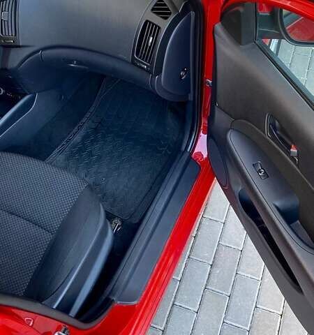 Красный Хендай i30, объемом двигателя 1.58 л и пробегом 202 тыс. км за 5900 $, фото 18 на Automoto.ua