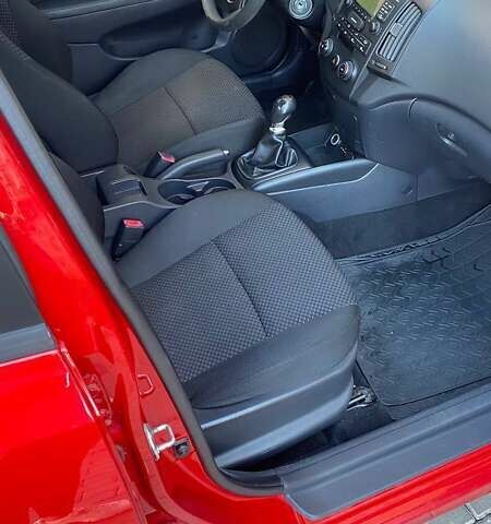 Красный Хендай i30, объемом двигателя 1.58 л и пробегом 202 тыс. км за 5900 $, фото 17 на Automoto.ua