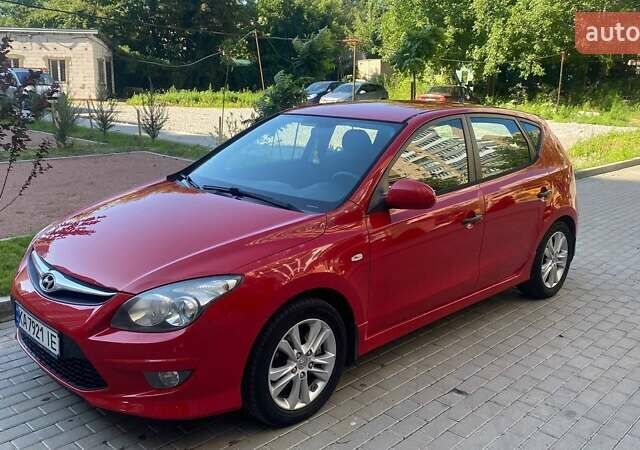 Красный Хендай i30, объемом двигателя 1.58 л и пробегом 202 тыс. км за 5900 $, фото 2 на Automoto.ua