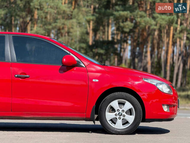 Красный Хендай i30, объемом двигателя 1.6 л и пробегом 190 тыс. км за 6850 $, фото 18 на Automoto.ua