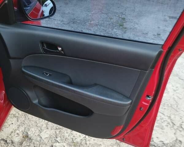 Красный Хендай i30, объемом двигателя 1.6 л и пробегом 190 тыс. км за 6200 $, фото 8 на Automoto.ua