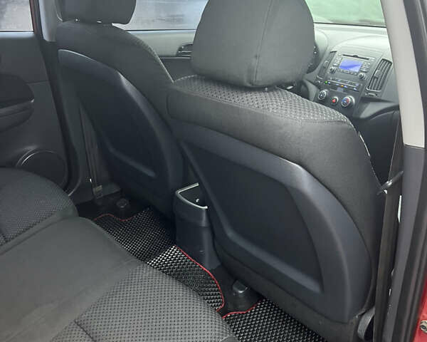 Красный Хендай i30, объемом двигателя 1.58 л и пробегом 167 тыс. км за 7950 $, фото 6 на Automoto.ua