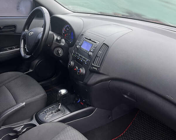 Красный Хендай i30, объемом двигателя 1.58 л и пробегом 167 тыс. км за 7950 $, фото 4 на Automoto.ua