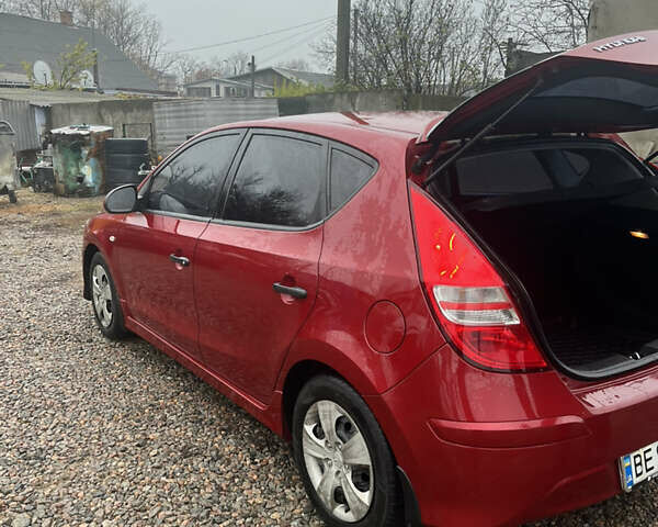Красный Хендай i30, объемом двигателя 1.58 л и пробегом 167 тыс. км за 7950 $, фото 3 на Automoto.ua