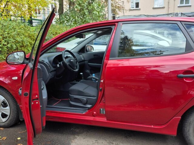 Красный Хендай i30, объемом двигателя 0 л и пробегом 154 тыс. км за 8300 $, фото 1 на Automoto.ua