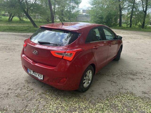 Красный Хендай i30, объемом двигателя 1.6 л и пробегом 100 тыс. км за 7500 $, фото 4 на Automoto.ua