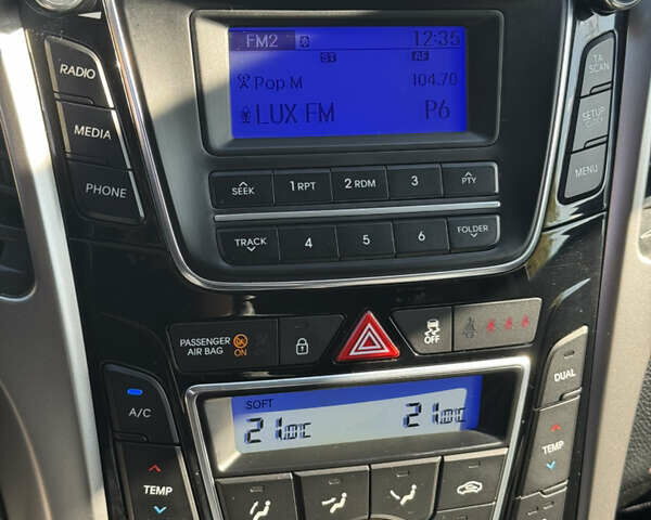 Червоний Хендай i30, об'ємом двигуна 1.59 л та пробігом 61 тис. км за 13000 $, фото 6 на Automoto.ua