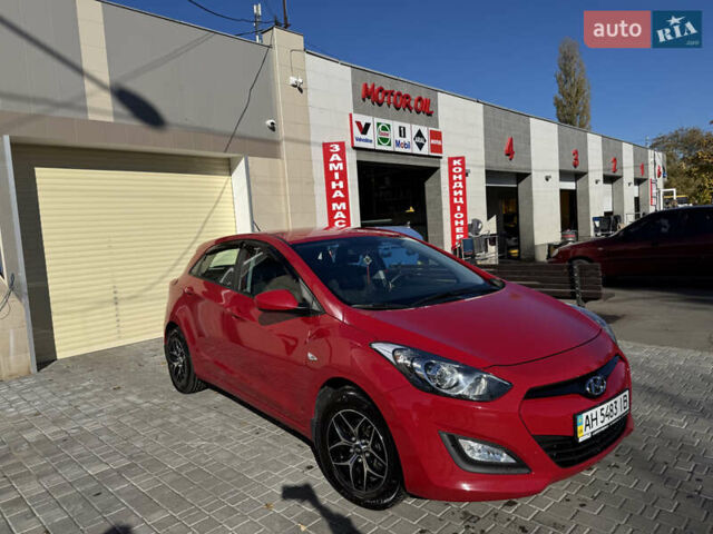 Червоний Хендай i30, об'ємом двигуна 1.4 л та пробігом 70 тис. км за 12500 $, фото 1 на Automoto.ua