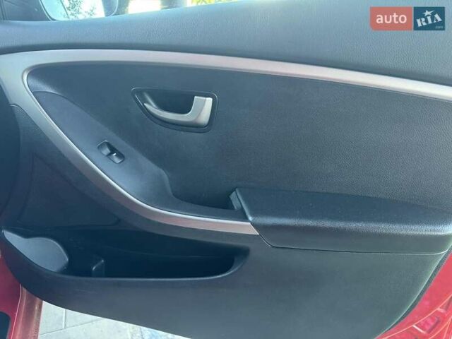 Красный Хендай i30, объемом двигателя 1.59 л и пробегом 131 тыс. км за 9000 $, фото 16 на Automoto.ua
