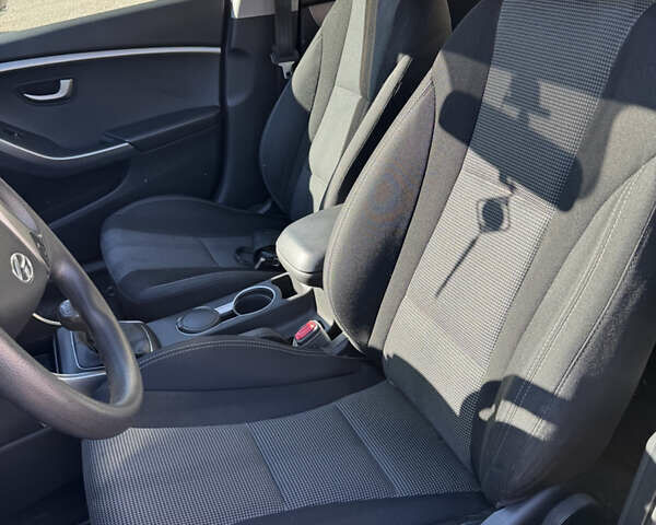 Червоний Хендай i30, об'ємом двигуна 1.4 л та пробігом 70 тис. км за 12500 $, фото 20 на Automoto.ua