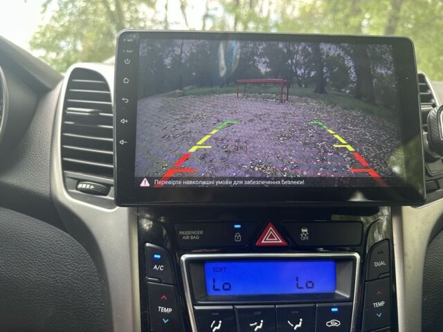 Красный Хендай i30, объемом двигателя 1.6 л и пробегом 100 тыс. км за 7500 $, фото 7 на Automoto.ua