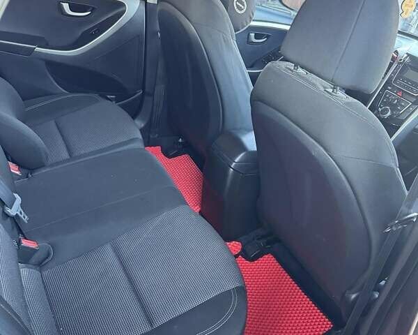 Красный Хендай i30, объемом двигателя 1.59 л и пробегом 131 тыс. км за 9000 $, фото 12 на Automoto.ua