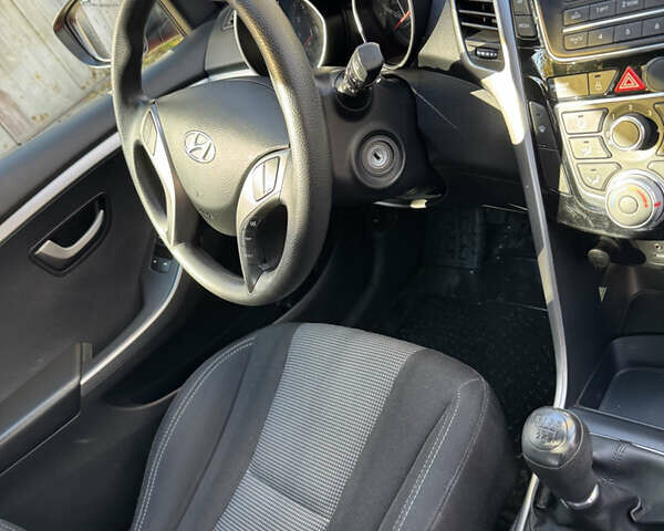 Червоний Хендай i30, об'ємом двигуна 1.4 л та пробігом 70 тис. км за 12500 $, фото 6 на Automoto.ua