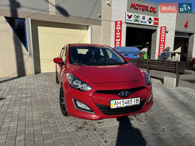 Червоний Хендай i30, об'ємом двигуна 1.4 л та пробігом 70 тис. км за 12500 $, фото 4 на Automoto.ua