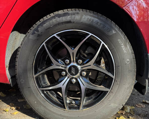 Червоний Хендай i30, об'ємом двигуна 1.4 л та пробігом 70 тис. км за 12500 $, фото 5 на Automoto.ua