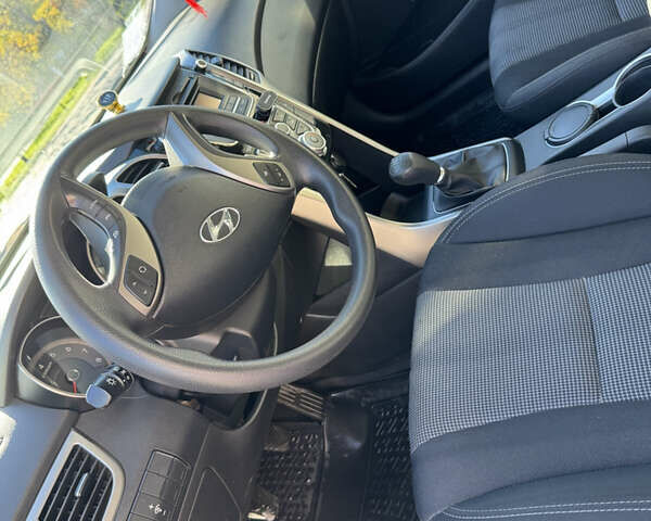 Червоний Хендай i30, об'ємом двигуна 1.4 л та пробігом 70 тис. км за 12500 $, фото 18 на Automoto.ua