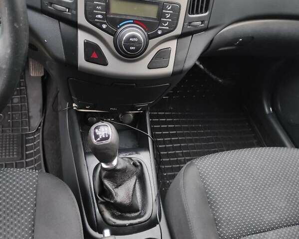 Хендай i30 2012 в Тернополе на Automoto.ua Красный Хендай i30, объемом двигателя 1.6 л и пробегом 200 тыс. км за 6000 $, фото 2 на Automoto.ua