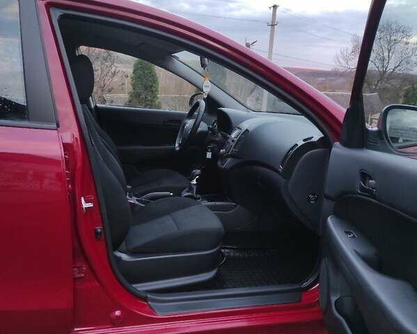 Хендай i30 2012 в Тернополе на Automoto.ua Красный Хендай i30, объемом двигателя 1.6 л и пробегом 200 тыс. км за 6000 $, фото 1 на Automoto.ua