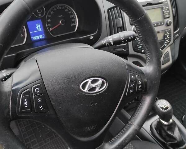 Хендай i30 2012 в Тернополе на Automoto.ua Красный Хендай i30, объемом двигателя 1.6 л и пробегом 200 тыс. км за 6000 $, фото 3 на Automoto.ua