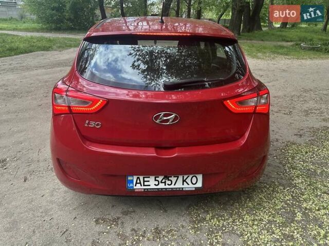 Красный Хендай i30, объемом двигателя 1.59 л и пробегом 100 тыс. км за 8500 $, фото 4 на Automoto.ua