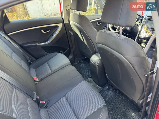 Червоний Хендай i30, об'ємом двигуна 1.4 л та пробігом 70 тис. км за 12500 $, фото 9 на Automoto.ua