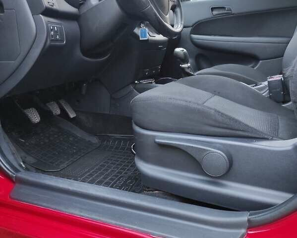 Хендай i30 2012 в Тернополе на Automoto.ua Красный Хендай i30, объемом двигателя 1.6 л и пробегом 200 тыс. км за 6000 $, фото 5 на Automoto.ua