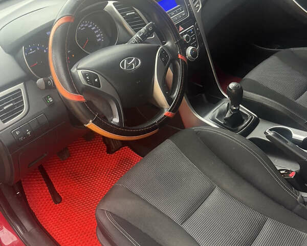 Червоний Хендай i30, об'ємом двигуна 1.6 л та пробігом 140 тис. км за 6500 $, фото 4 на Automoto.ua