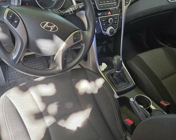 Красный Хендай i30, объемом двигателя 1.4 л и пробегом 33 тыс. км за 13000 $, фото 5 на Automoto.ua