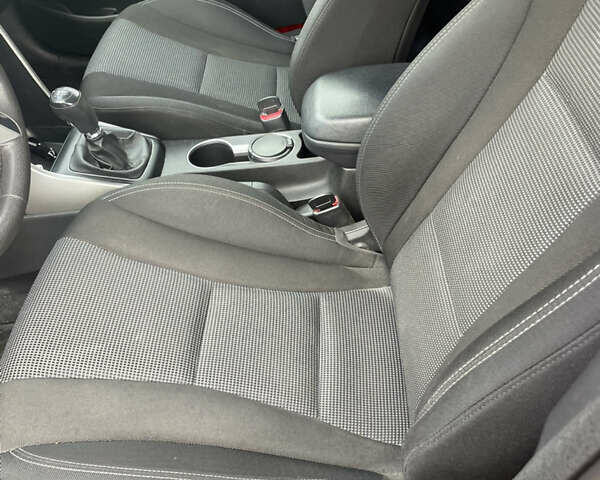 Хендай i30 2013 в Емильчином на Automoto.ua Красный Хендай i30, объемом двигателя 1.4 л и пробегом 85 тыс. км за 8200 $, фото 9 на Automoto.ua