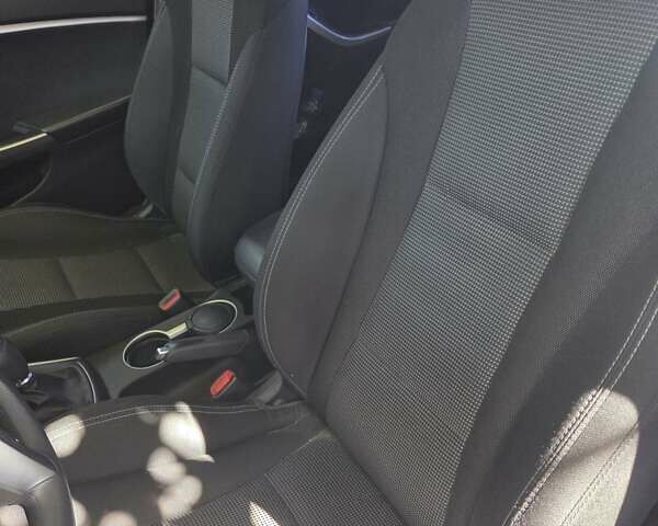 Красный Хендай i30, объемом двигателя 1.4 л и пробегом 33 тыс. км за 13000 $, фото 4 на Automoto.ua