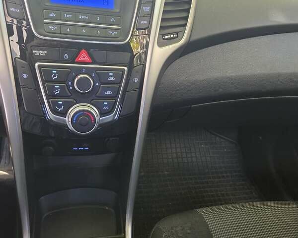 Красный Хендай i30, объемом двигателя 1.4 л и пробегом 33 тыс. км за 13000 $, фото 3 на Automoto.ua