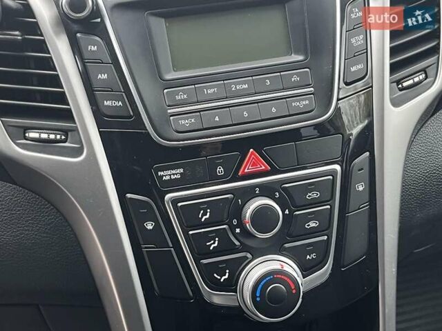 Хендай i30 2013 в Киеве на Automoto.ua Красный Хендай i30, объемом двигателя 1.4 л и пробегом 122 тыс. км за 9790 $, фото 15 на Automoto.ua