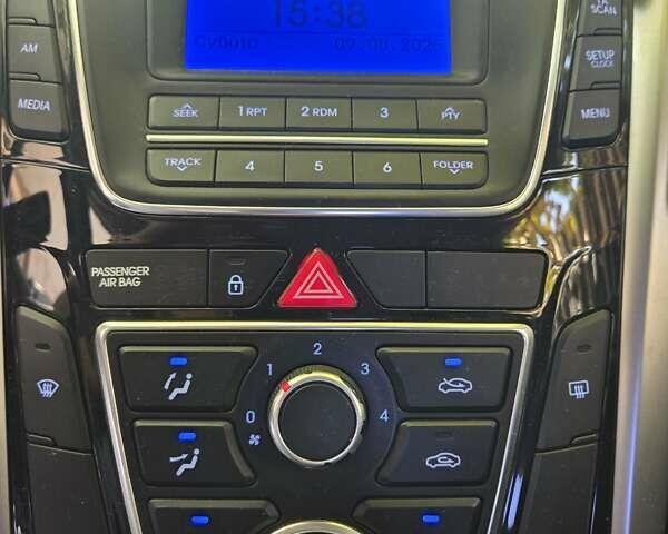 Красный Хендай i30, объемом двигателя 1.4 л и пробегом 33 тыс. км за 13000 $, фото 2 на Automoto.ua