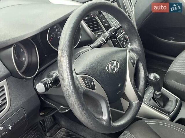 Хендай i30 2013 в Киеве на Automoto.ua Красный Хендай i30, объемом двигателя 1.4 л и пробегом 122 тыс. км за 9790 $, фото 14 на Automoto.ua