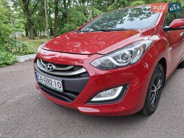 Красный Хендай i30, объемом двигателя 1.58 л и пробегом 208 тыс. км за 7700 $, фото 1 на Automoto.ua