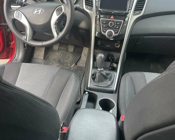 Хендай i30 2013 в Емильчином на Automoto.ua Красный Хендай i30, объемом двигателя 1.4 л и пробегом 85 тыс. км за 8200 $, фото 10 на Automoto.ua