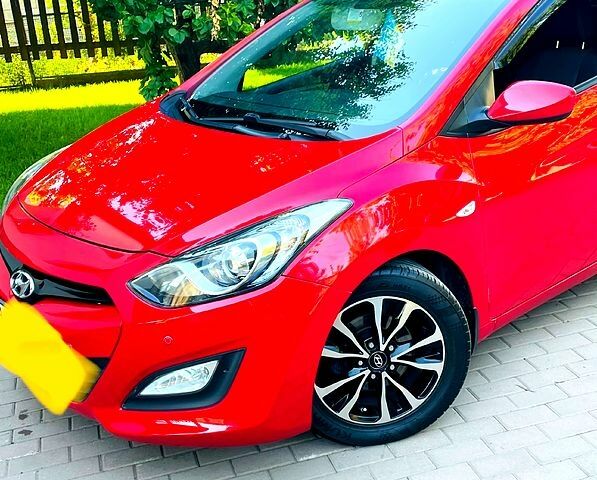Красный Хендай i30, объемом двигателя 14 л и пробегом 140 тыс. км за 9000 $, фото 3 на Automoto.ua