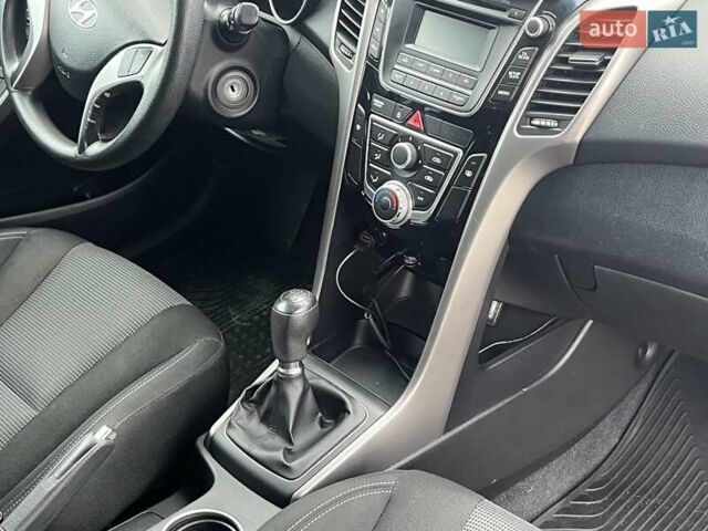 Хендай i30 2013 в Киеве на Automoto.ua Красный Хендай i30, объемом двигателя 1.4 л и пробегом 122 тыс. км за 9790 $, фото 23 на Automoto.ua