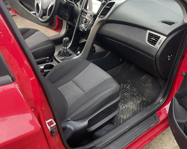 Хендай i30 2013 в Емильчином на Automoto.ua Красный Хендай i30, объемом двигателя 1.4 л и пробегом 85 тыс. км за 8200 $, фото 11 на Automoto.ua