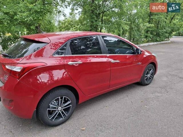 Красный Хендай i30, объемом двигателя 1.58 л и пробегом 208 тыс. км за 7700 $, фото 4 на Automoto.ua