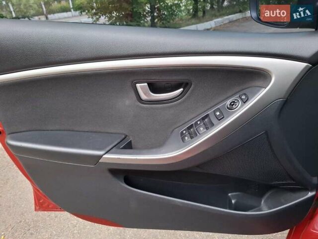 Красный Хендай i30, объемом двигателя 1.58 л и пробегом 208 тыс. км за 7700 $, фото 14 на Automoto.ua