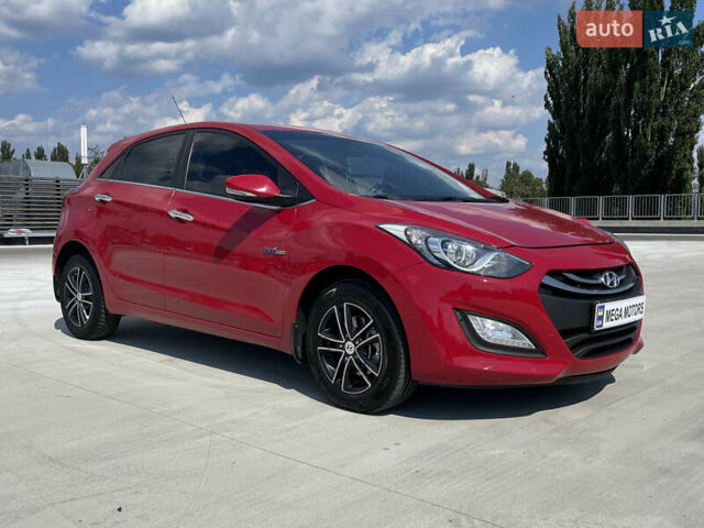 Красный Хендай i30, объемом двигателя 1.58 л и пробегом 208 тыс. км за 8990 $, фото 3 на Automoto.ua