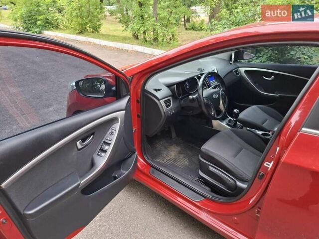 Красный Хендай i30, объемом двигателя 1.58 л и пробегом 208 тыс. км за 8700 $, фото 5 на Automoto.ua