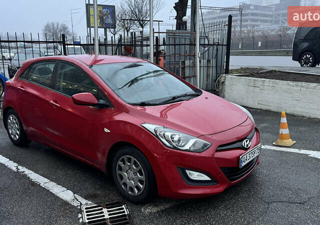 Красный Хендай i30, объемом двигателя 1.58 л и пробегом 95 тыс. км за 10500 $, фото 2 на Automoto.ua