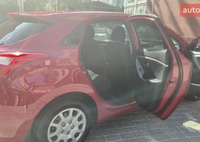 Красный Хендай i30, объемом двигателя 1.4 л и пробегом 155 тыс. км за 7600 $, фото 11 на Automoto.ua