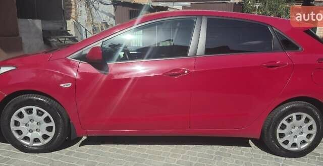 Красный Хендай i30, объемом двигателя 1.4 л и пробегом 155 тыс. км за 7600 $, фото 1 на Automoto.ua