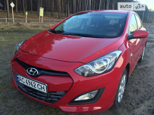 Красный Хендай i30, объемом двигателя 1.4 л и пробегом 200 тыс. км за 8300 $, фото 1 на Automoto.ua