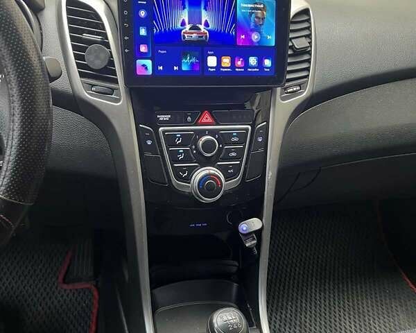 Червоний Хендай i30, об'ємом двигуна 1.4 л та пробігом 242 тис. км за 7300 $, фото 4 на Automoto.ua