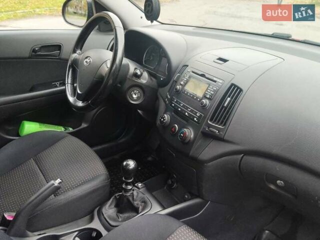 Красный Хендай i30, объемом двигателя 1.6 л и пробегом 160 тыс. км за 6200 $, фото 11 на Automoto.ua